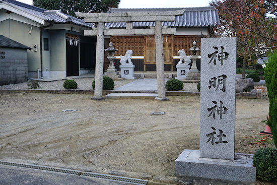 神明神社社殿と石柱