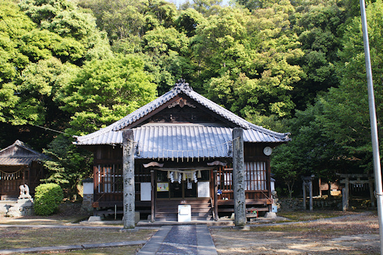 滝神社拝殿