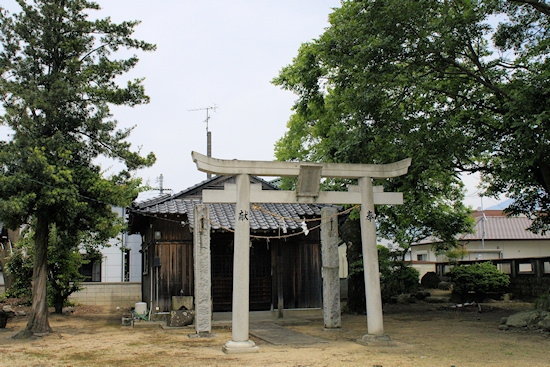 津由串神社社殿